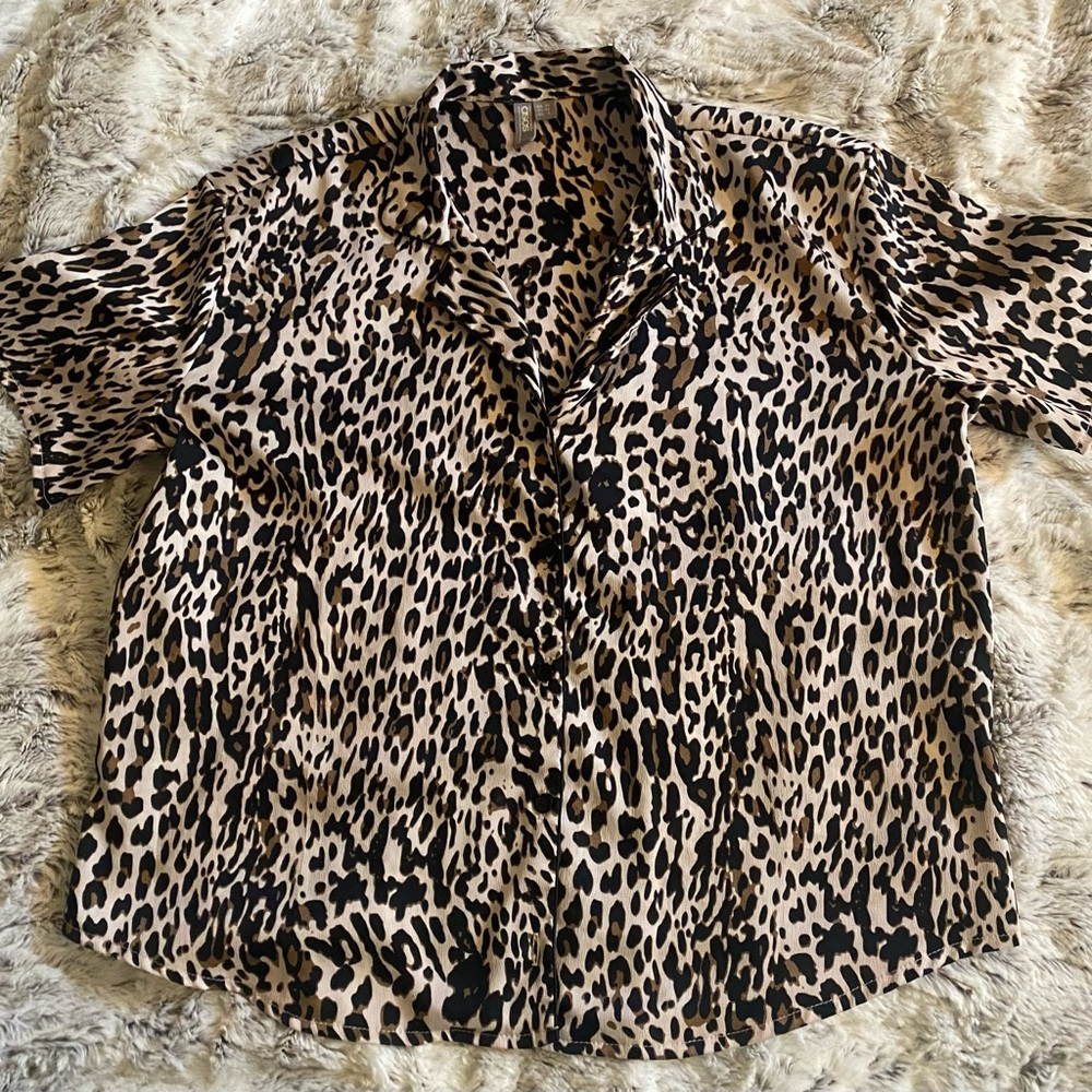 ASOS size 6 leopard bowler shirt. EUC. no flaws, just missing bottom button.